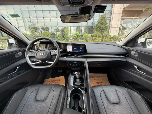 Hyundai Elantra 2022 1.5L CVT LUX Premium Edition — Фото автомобиля 9