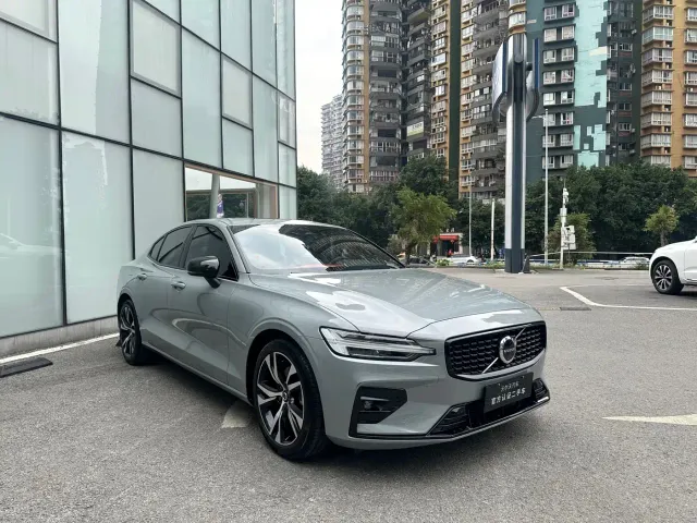 Volvo S60 — Фото автомобиля 3