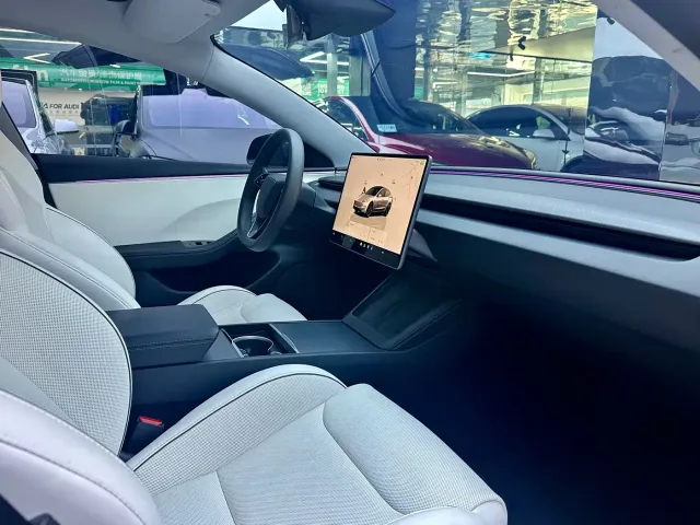 Tesla Model 3 — Фото автомобиля 11