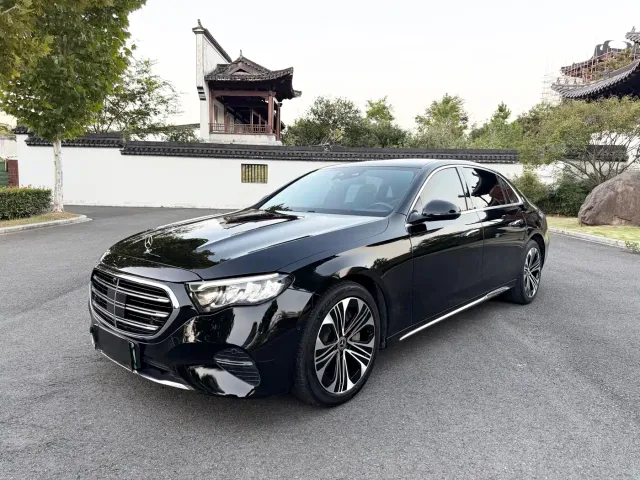 Фотография автомобиля — Mercedes-Benz E-Class