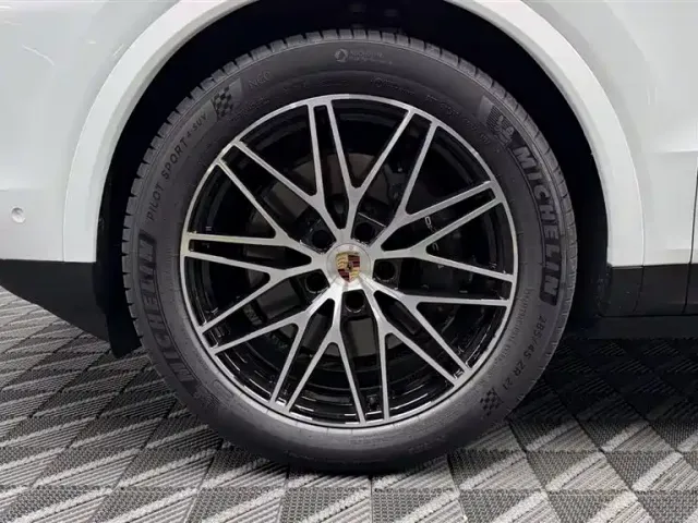 Porsche Cayenne — Фото автомобиля 8