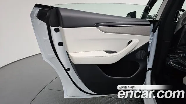 Tesla Model Y — Фото автомобиля 24
