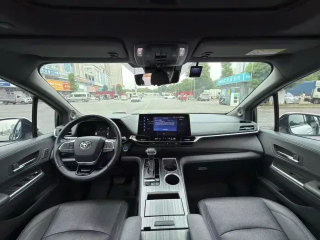 Toyota Sienna — Фото автомобиля 5