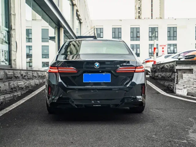 BMW 5 Series — Фото автомобиля 9