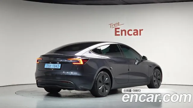 Tesla Model 3 — Фото автомобиля 2