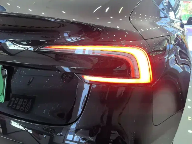 Tesla Model 3 — Фото автомобиля 7