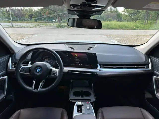 BMW iX1 — Фото автомобиля 10
