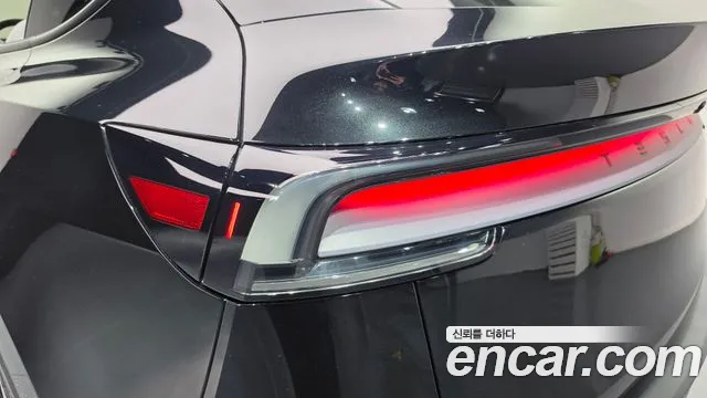Tesla Model Y — Фото автомобиля 8