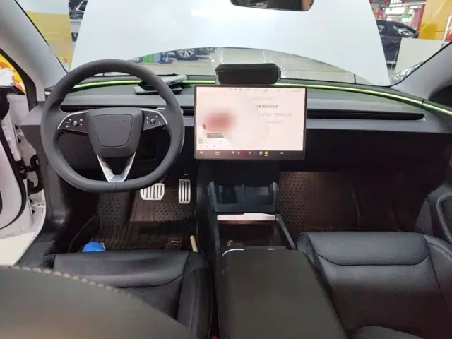 Tesla Model 3 — Фото автомобиля 5