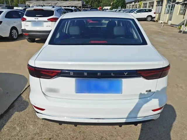 Geely Emgrand — Фото автомобиля 5