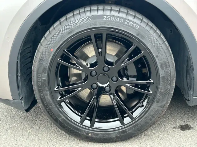 Tesla Model Y — Фото автомобиля 10