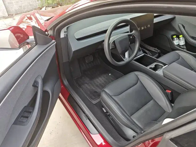 Tesla Model 3 — Фото автомобиля 15