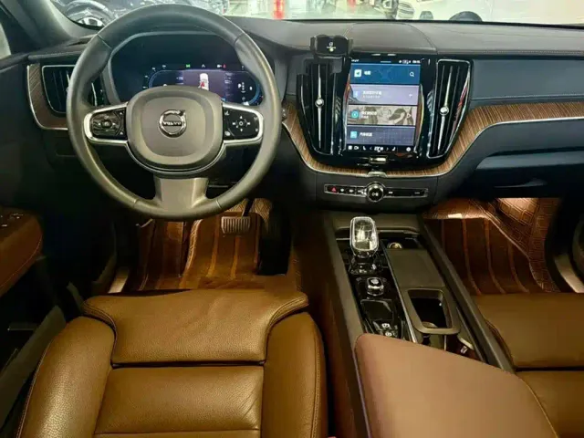 Volvo XC60 — Фото автомобиля 9