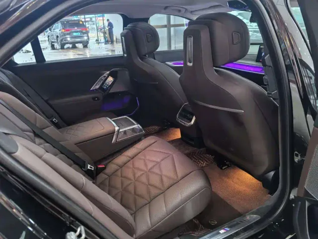 BMW i7 — Фото автомобиля 5