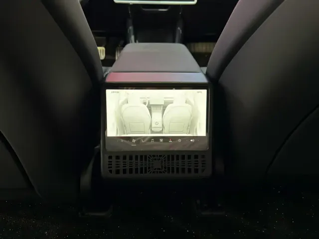 Tesla Model 3 — Фото автомобиля 12