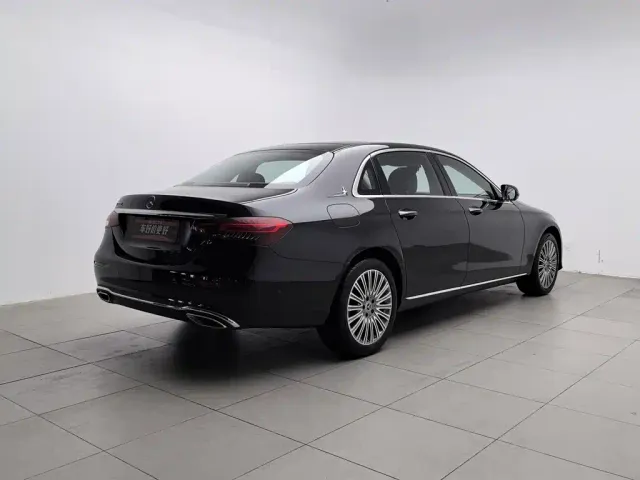 Mercedes-Benz E-Class — Фото автомобиля 2