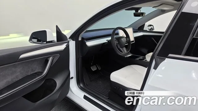 Tesla Model Y — Фото автомобиля 15