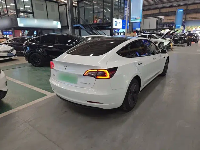 Tesla Model 3 — Фото автомобиля 6