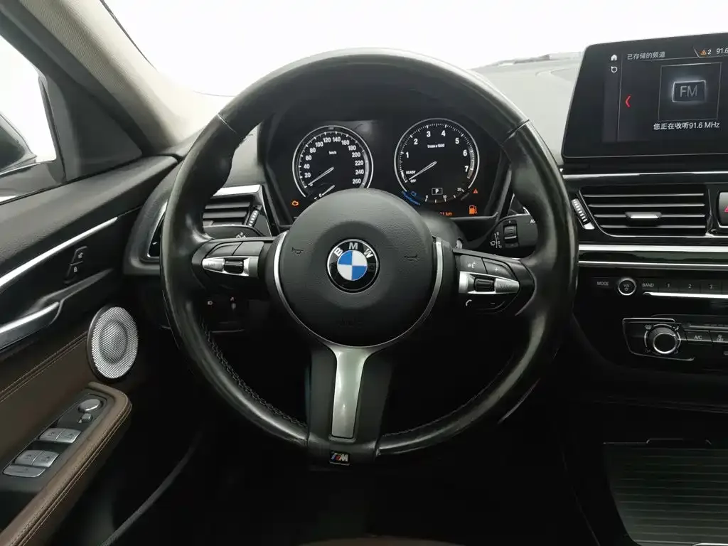 BMW BMW 1 Series 2023 120i M Sport Shadow Edition — Фото автомобиля 11