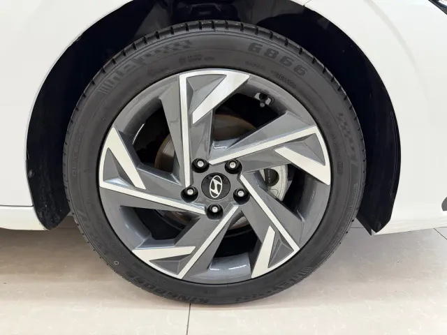 Hyundai Elantra — Фото автомобиля 22