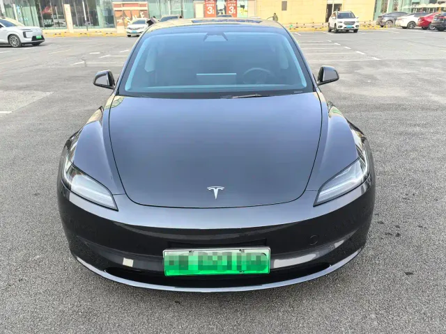 Tesla Model 3 — Фото автомобиля 2