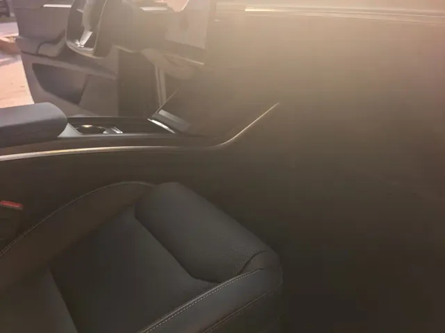 Tesla Model X — Фото автомобиля 11