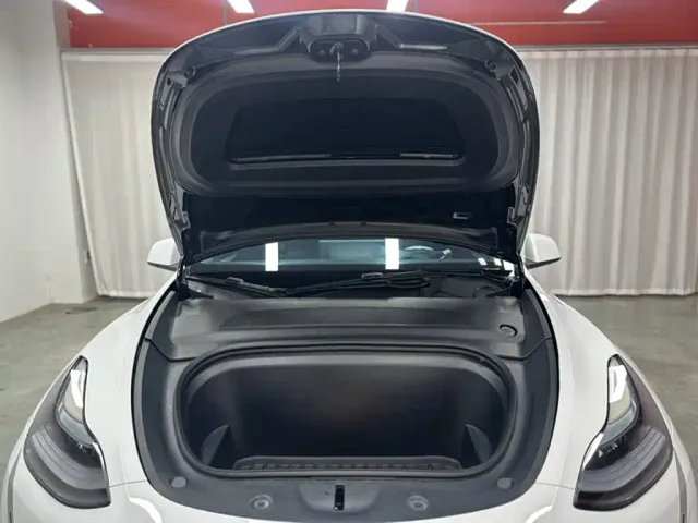 Tesla Model Y — Фото автомобиля 12
