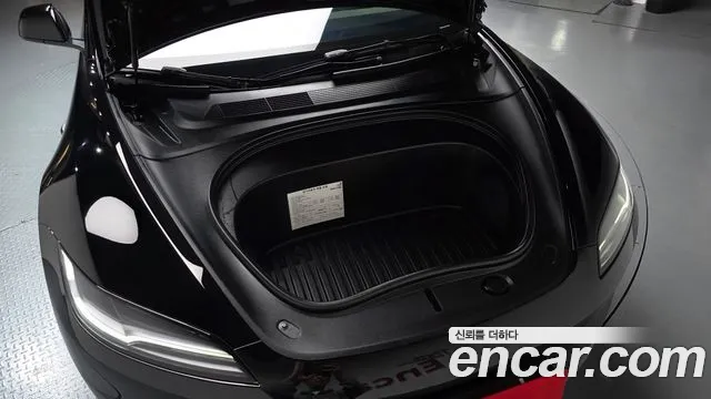 Tesla Model 3 — Фото автомобиля 9