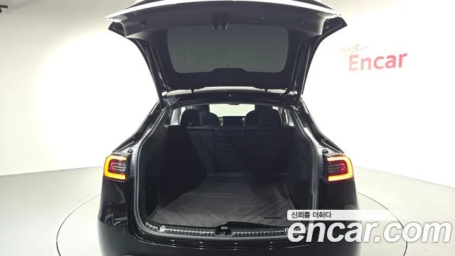 Tesla Model Y — Фото автомобиля 18