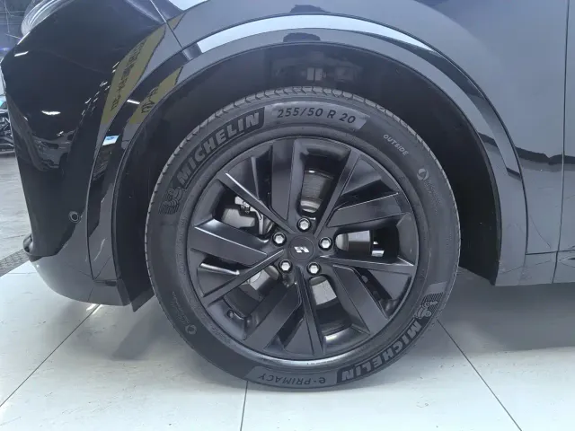 Li Auto L8 — Фото автомобиля 4