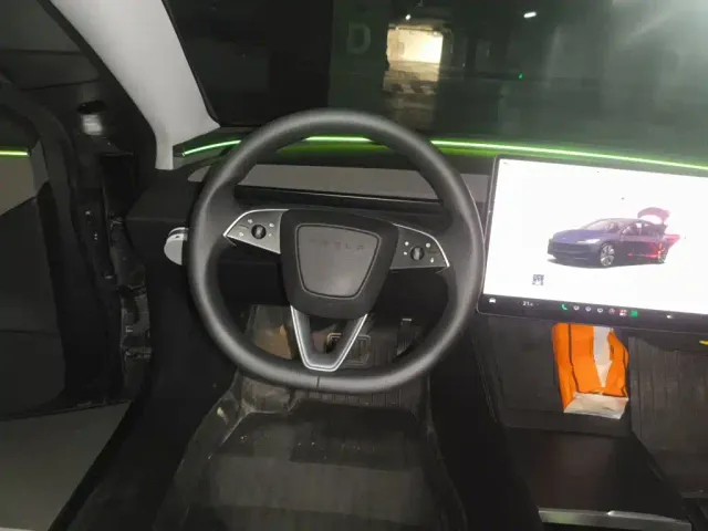 Tesla Model 3 — Фото автомобиля 6