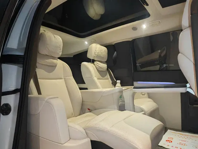 Li Auto MEGA — Фото автомобиля 27