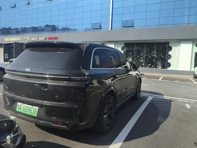Li Auto L8 — Фото автомобиля 4