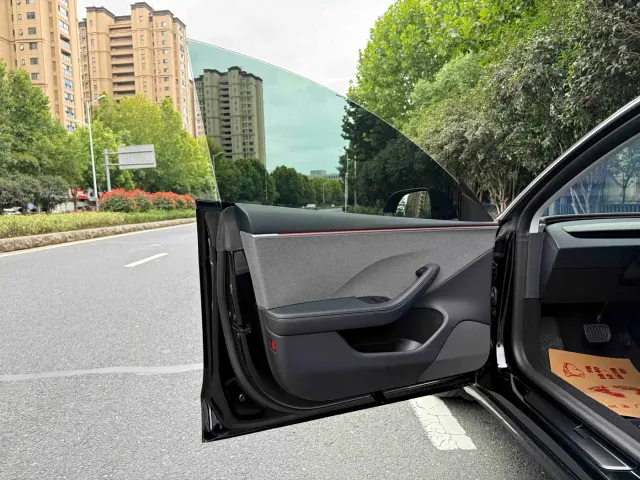 Tesla Model 3 — Фото автомобиля 6