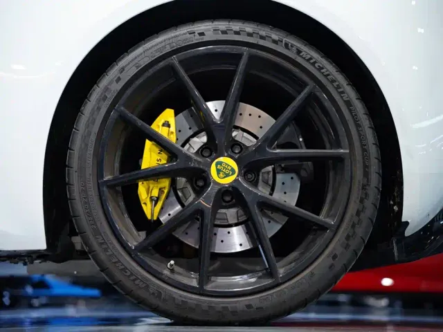 Lotus Emira — Фото автомобиля 15