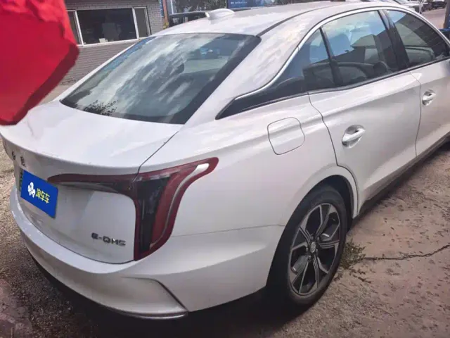 Hongqi E-QM5 — Фото автомобиля 3
