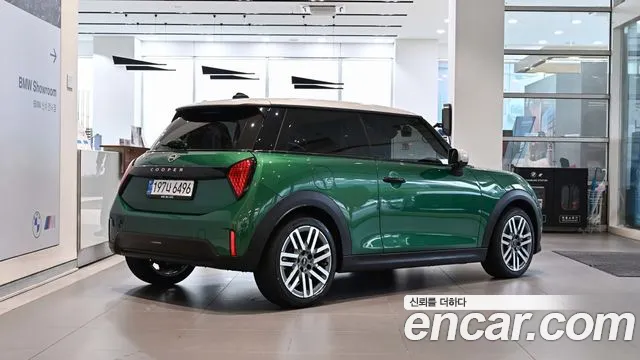 MINI Cooper Generation 4 — Фото автомобиля 4