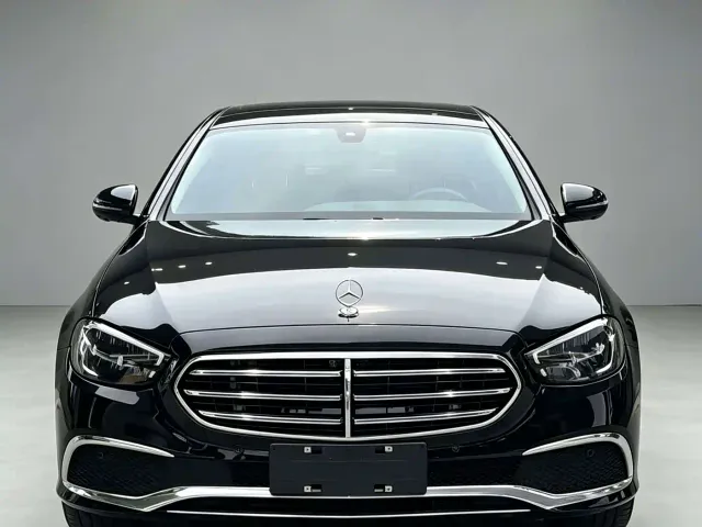 Mercedes-Benz E-Class — Фото автомобиля 2