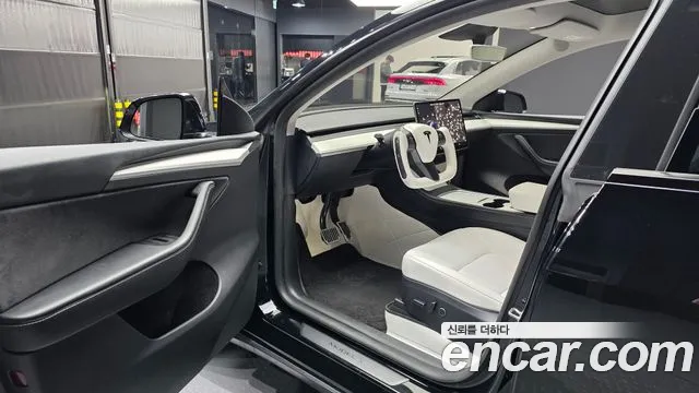 Tesla Model Y — Фото автомобиля 15