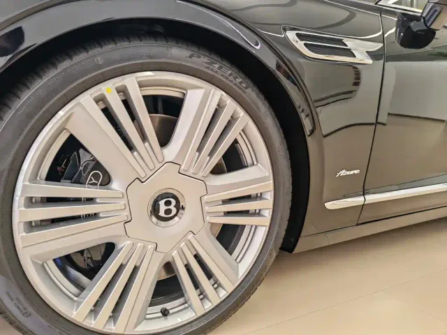 Bentley Flying Spur — Фото автомобиля 12