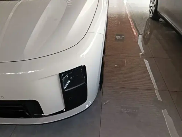 Li Auto i8 — Фото автомобиля 23