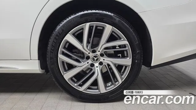 Mercedes-Benz E-Class — Фото автомобиля 22