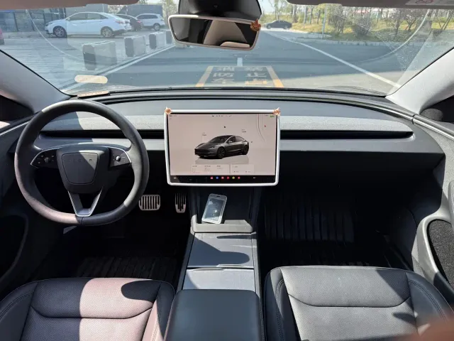 Tesla Model 3 — Фото автомобиля 5