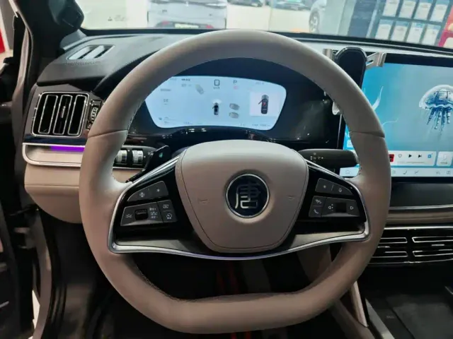 BYD Tang — Фото автомобиля 10