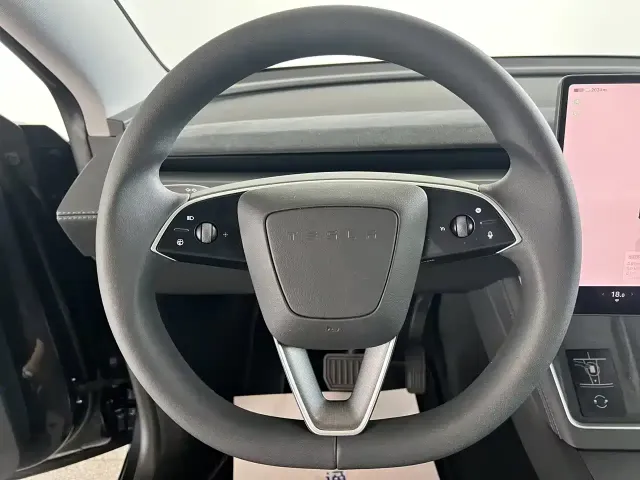 Tesla Model Y — Фото автомобиля 25