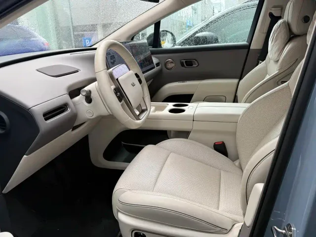Li Auto i8 — Фото автомобиля 7