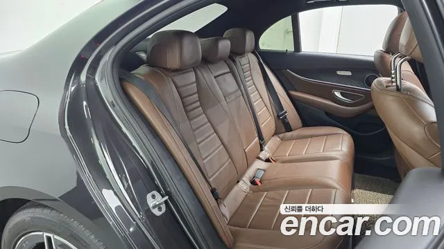 Mercedes-Benz E-Class — Фото автомобиля 11