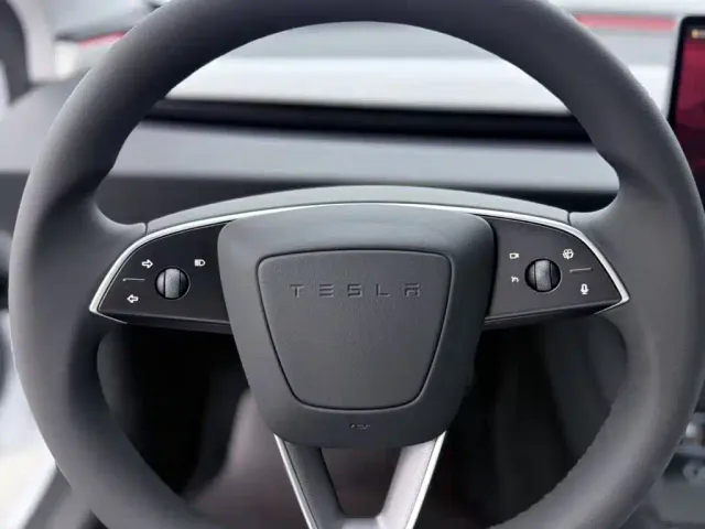 Tesla Model 3 — Фото автомобиля 14
