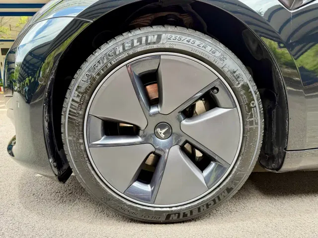 Tesla Model 3 — Фото автомобиля 17