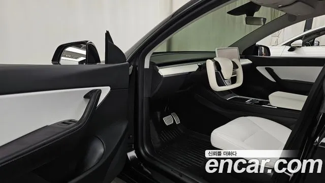 Tesla Model Y — Фото автомобиля 14